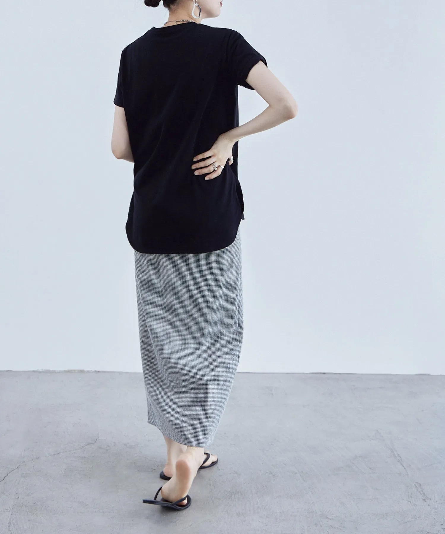 Side slit round hem T-shirt