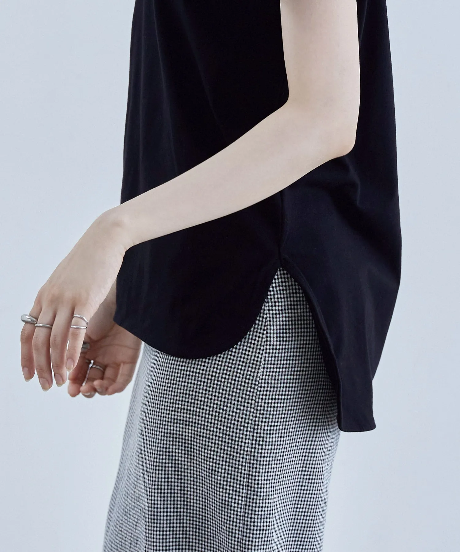 Side slit round hem T-shirt